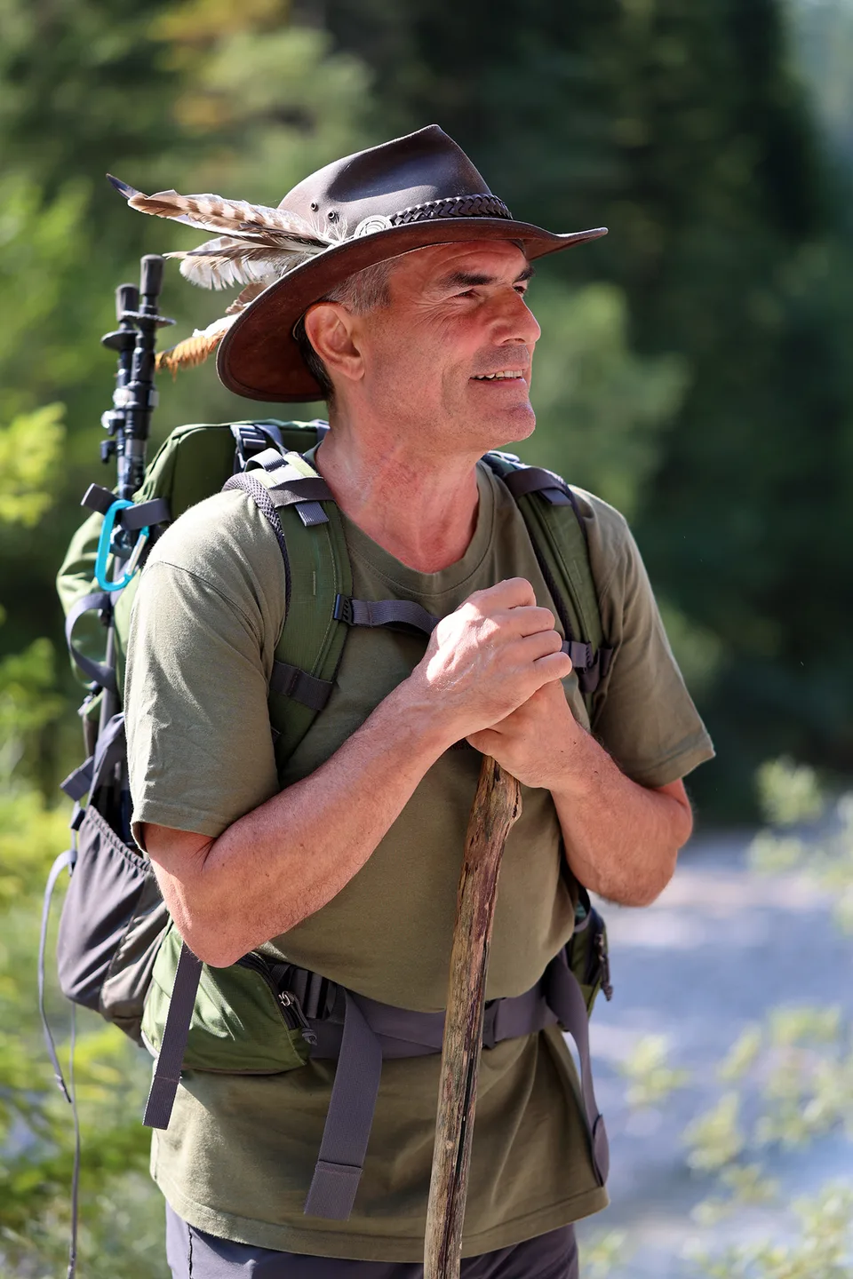 Reinhard Leeb mit Wanderstock und gefiedertem Hut