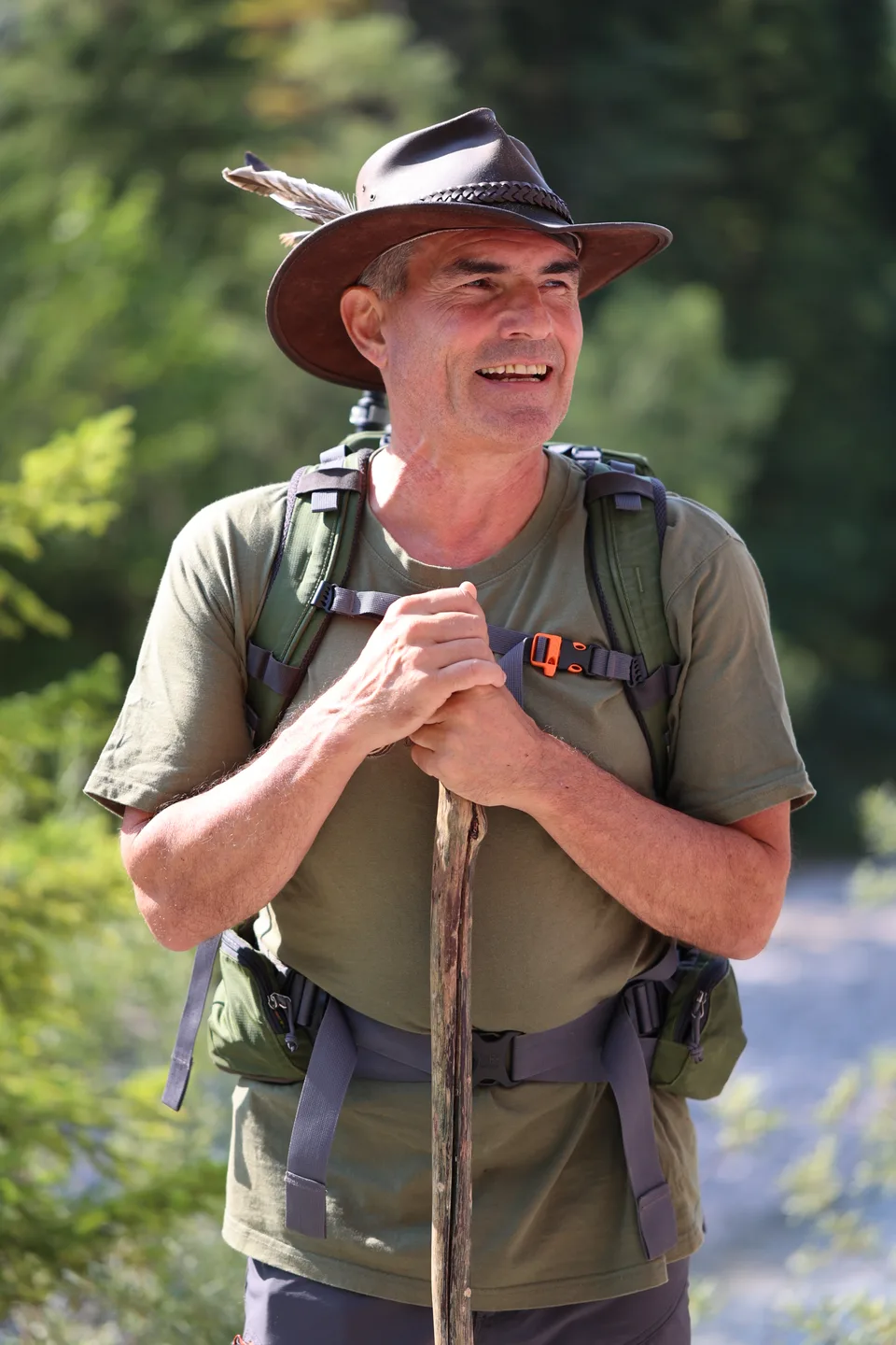 Reinhard Leeb mit Hut, Rucksack und Wanderstock in der Natur