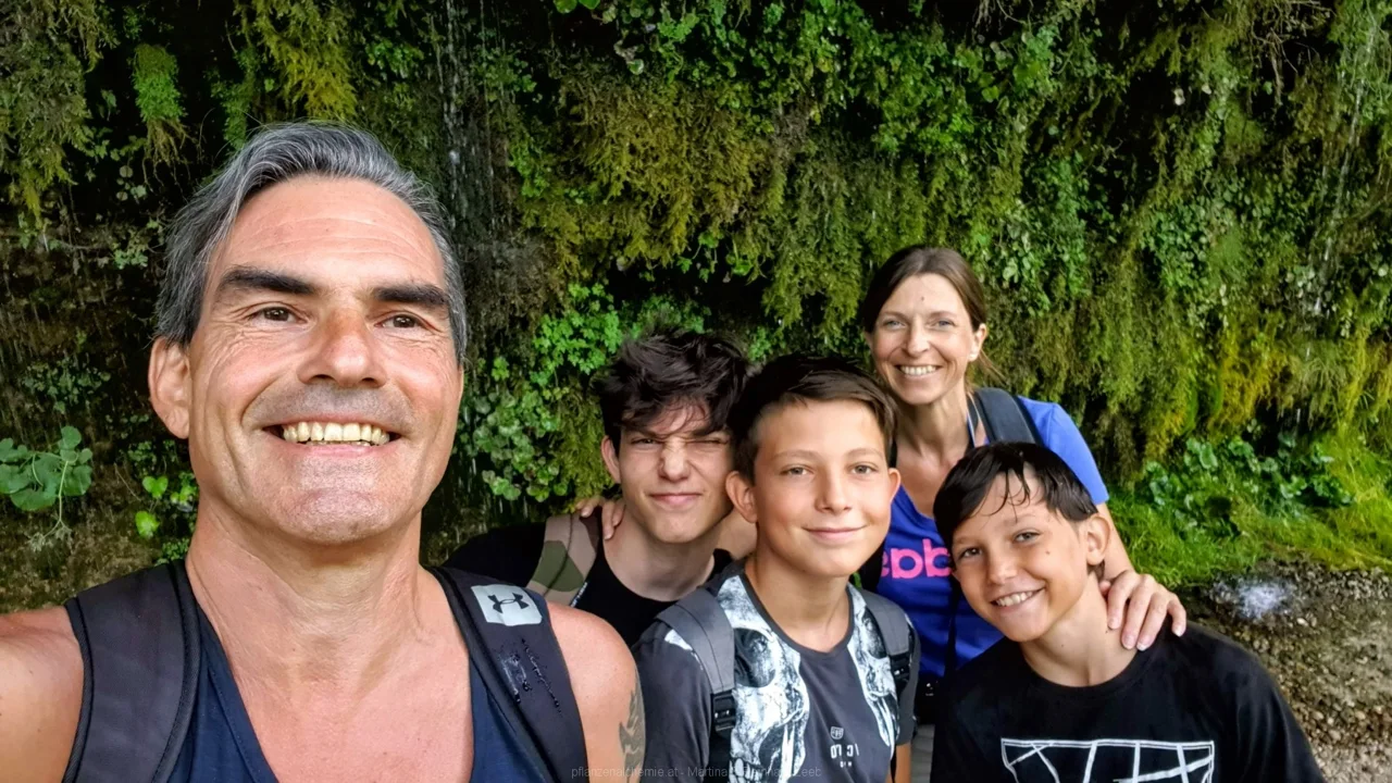 Selfie an der rinnenden Mauer